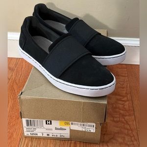 Women’s Clark’s slip ons. Size 7. Black.
